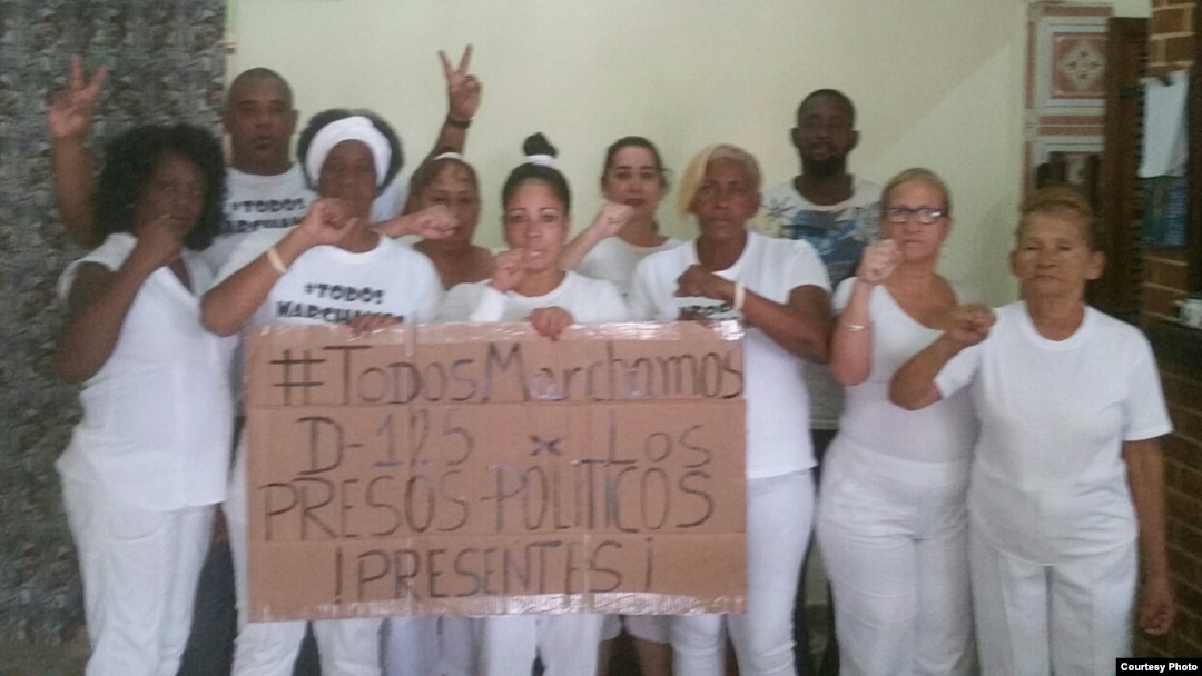 Damas de Blanco antes de salir de la sede del movimiento, en Lawton, La Habana. 
