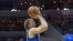 Dirk Nowitzki (i) de los Dallas Mavericks se dispone a lanzar la bola…
