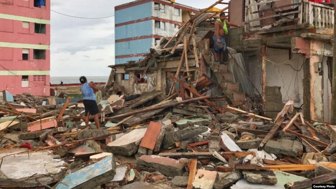 Destrozos luego del paso del huracán Matthew por Baracoa/ Tomada del Twitter de Mike Theiss