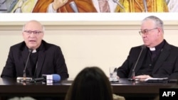 Los obispos chilenos Luis Fernando Ramos Perez (izq.) y Juan Ignacio González ofrecen una conferencia de prensa en el Vaticano el 14 de mayo de 2018.