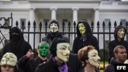 JLS02 WASHINGTON (ESTADOS UNIDOS) 05/11/2013.- Varios miembros y simpatizantes del grupo "hacker" (pirata informático) Anonymous protestan contra la "corrupción gubernamental" durante un acto que llaman "Marcha de millones de máscaras", a las puertas de l