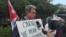 Ramón Saúl Sánchez, del Movimiento Democracia, encabezó la protesta frente a las oficinas de Carnival en Miami. 
