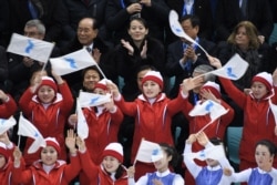 Kim Yo Jong junto al equipo femenino norcoreano de jockey, en los Juegos Olímpicos de invierno en Pyeongchang, Corea del Sur, el 10 de febrero de 2018. (Ed JONES / AFP)
