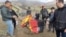 Activistas cubanos en Chile queman banderas del 26 de julio por centenario del natalicio de Fidel Castro. Captura de video. 