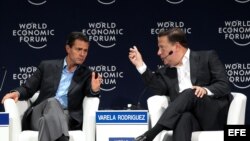 El presidente de México Enrique Peña Nieto habla con su homólogo de Panamá Juan Carlos Varela Rodríguez (i-d).