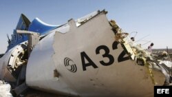 Pieza del fuselaje del avión siniestrado en el Sinaí (Egipto). 
