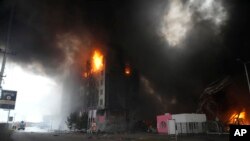 Un edificio arde en llamas después de un ataque de artillería ruso en Kiev, Ucrania, el jueves 3 de marzo de 2022. (AP Foto/Efrem Lukatsky)