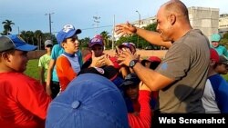 El tercera base cubano Michel Enríquez, del equipo Isla de la Juventud saluda a niños y simpatizantes.