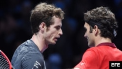 (i-e) Murray y Federer en el Masters de Tenis de Londres en Reino Unido, en 2014. Federer ganó 6-0, 6-1.
