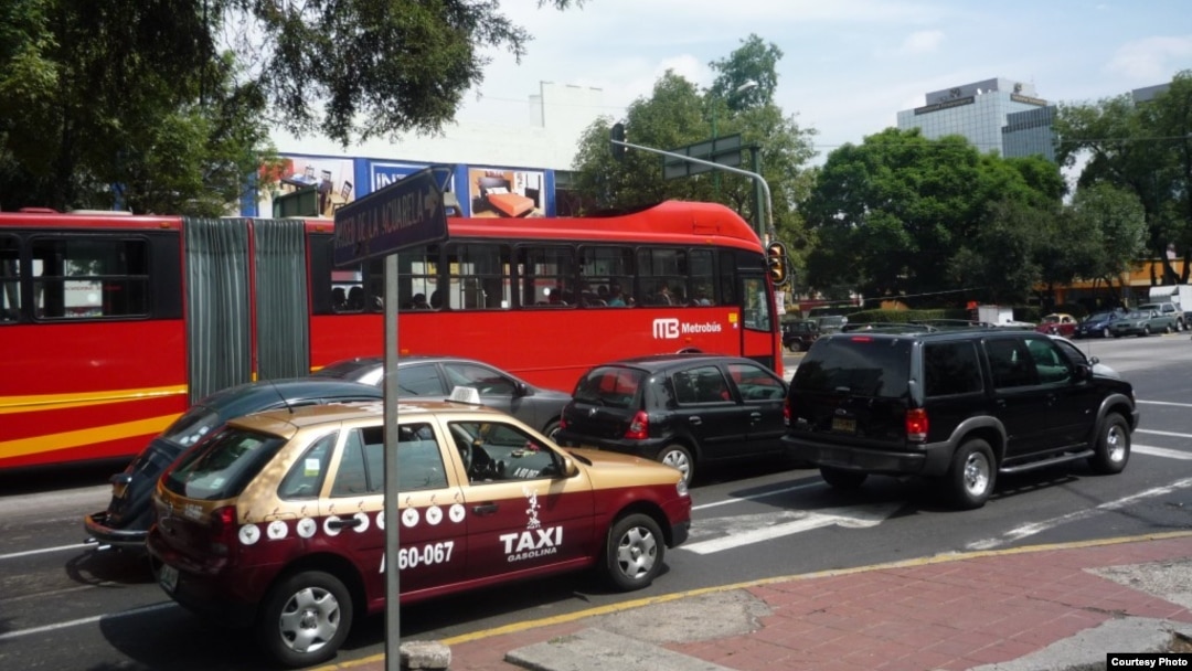Avenida Insurgentes Sur de la capital mexicana, donde fueron detenidos dos cubanos por fraude con tarjetas y cheques.