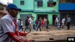 Venezolanos reclaman en las calles pernil navideño prometido por Maduro