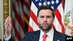 El vicepresidente de EEUU, JD Vance, interviene durante una mesa redonda en el Congreso sobre iniciativas contra el fraude en la Sala del Tratado Indio (Indian Treaty Room) del Edificio de la Oficina Ejecutiva Eisenhower, en Washington D. C., el 5 de agosto de 2026.