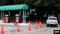 Varias estaciones de servicio que expenden solo gasolina especial amanecieron cerradas en La Habana este sábado.