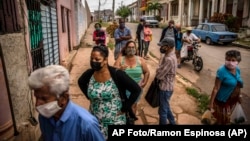 Cubanos hacen cola en un mercado en La Habana. (AP/Ramón Espinosa)