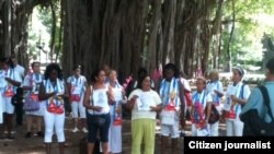Damas de Blanco junto a afamilaires de encarcelados y activstas en el Parque Gandhi. Foto Angel Moya.