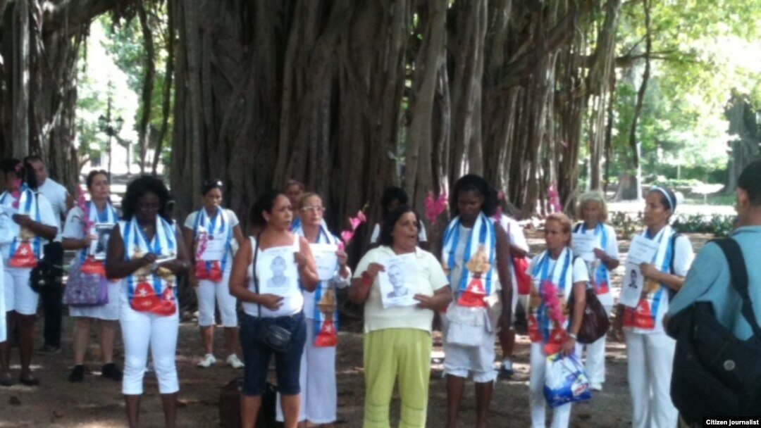 Damas de Blanco junto a afamilaires de encarcelados y activstas en el Parque Gandhi. Foto Angel Moya.