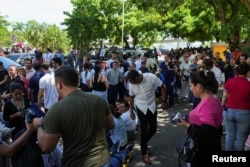 Personas se reúnen en un espacio abierto tras el terremoto