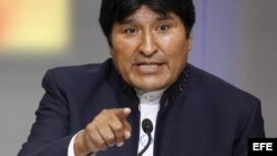  El presidente Evo Morales instruyó además a los mandos y academias militares a incorporar en sus cursos la “ideología anticolonialista”.