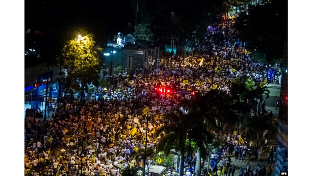 Cientos de personas participan en una caminata nocturna, convocada por el candidato a la Presidencia de Venezuela, Henrique Capriles, hoy lunes 1 de abril del 2013, en Caracas. Capriles, a través de un comunicado, se mostró dispuesto a "exponer ideas y pr