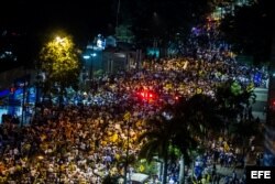 Cientos de personas participan en una caminata nocturna, convocada por el candidato a la Presidencia de Venezuela, Henrique Capriles, hoy lunes 1 de abril del 2013, en Caracas. Capriles, a través de un comunicado, se mostró dispuesto a "exponer ideas y pr