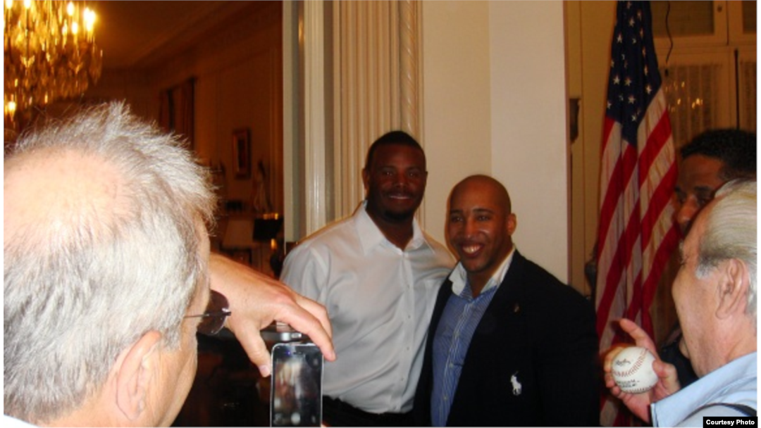 Ken Griffey Jr., (i) y Barry Larkin Larkin (d), en La Habana, Cuba.