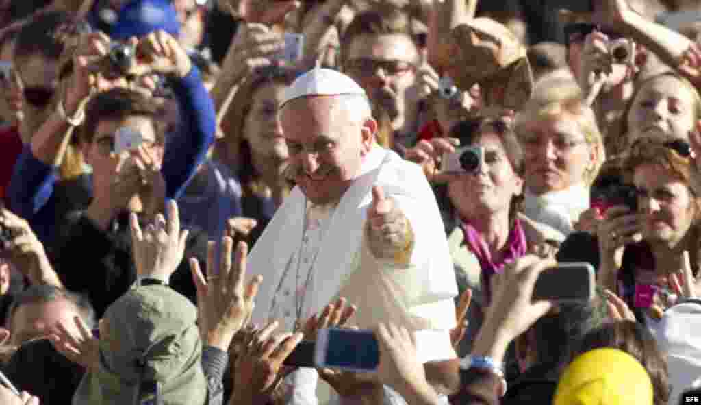 VATICANO PAPA en el papamóvil