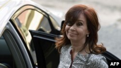 Cristina Fernández de Kirchner sale de una corte federal en Buenos aires, en febrero pasado. 