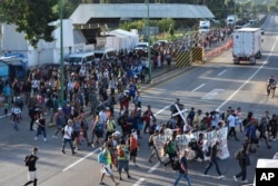 Los migrantes llegan a pie a Huehuetan, México, el martes 31 de octubre de 2023, mientras se dirigen a la frontera con Estados Unidos. (Foto AP/Edgar Clemente)
