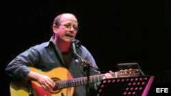 El cantautor cubano Silvio Rodríguez, durante un concierto en Santiago de Chile, en el marco de su gira 'Cita con Silvio' en la que presentó su nuevo trabajo musical "Érase que se era". EFE/Ian Salas