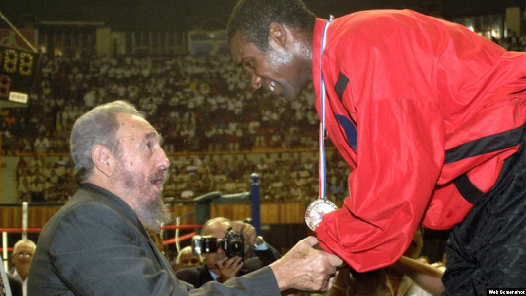 Fidel Castro saluda a Mario Kindelán Mesa.