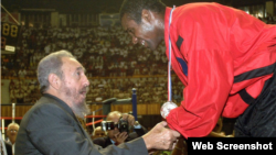 El campeón olímpico de Atena 2020 Mario Kindelán Mesa, saluda a Fidel Castro (Foto Archivo)
