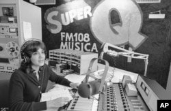 Martica Yedra trabaja como locutora y redactora en la emisora de radio WQBA, que transmite desde el barrio de «Little Havana» de Miami el 16 de julio de 1980.