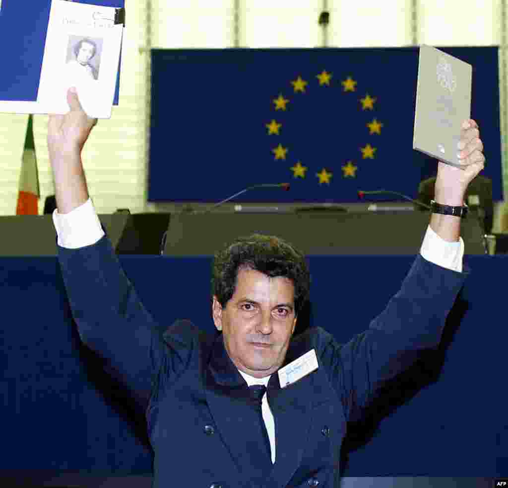Tras ser galardonado, el disidente cubano Oswaldo Payá sostiene el premio Sájarov del Parlamento Europeo, el 17 de diciembre de 2002, en Estrasburgo.