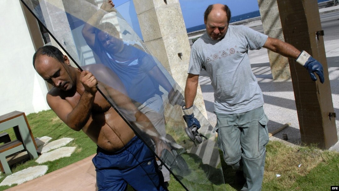 Archivo - Trabajadores desmontan vidrios en el malecón de La Habana (Cuba).
