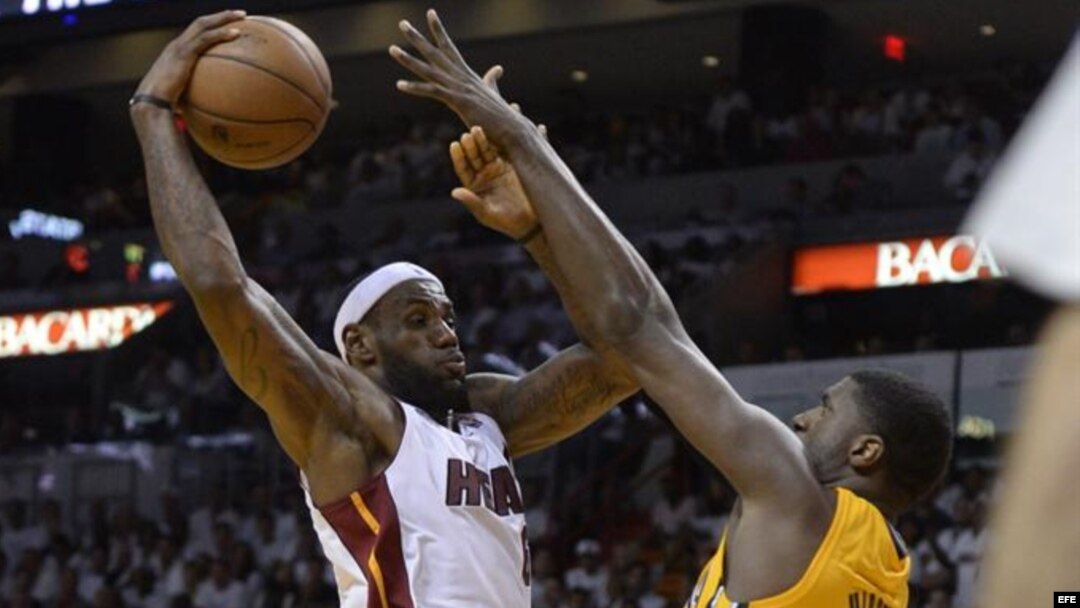 LeBron James (c) de los Heat en acción ante Roy Hibbert (d) de los Pacers durante un partido de la NBA disputado, el miércoles 22 de mayo de 2013, en el American Airlines Arena en Miami, Florida (EEUU).