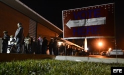 Varias personas esperan para votar hoy, martes 6 de noviembre de 2012, en Valley Center, Kansas (EEUU).