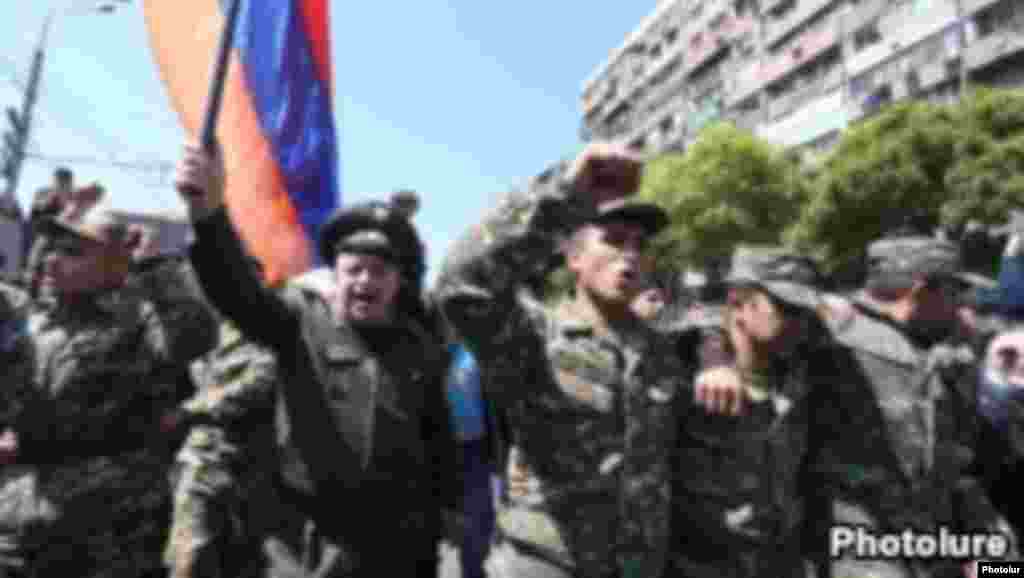 Militares se unen a manifestantes en Armenia.