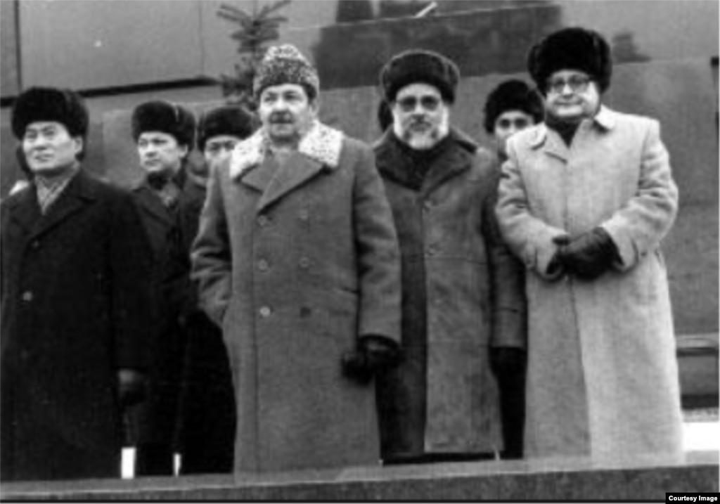 Raul Castro durante los funerales de Konstantin U. Chernenko en 1985.