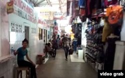 Puestos de venta de ropa y zapatos baratos en Stabroek Market, frecuentados por compradores cubanos en Georgetown, Guyana
