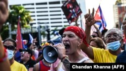 Gritos por la libertad de Cuba, Nicaragua y Venezuela el 31 de julio en Miami. (Chandan Khanna/AFP).