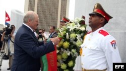 Lukashenko pone flores al Monumento de José Martí 