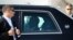 El presidente de Estados Unidos, Barack Obama, a su llegada en coche oficial a la cumbre del G20 que se celebra en San Petersburgo (Rusia).  