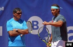 El tenista español Rafael Nadal (d) conversa con su tío y entrenador, Toni Nadal.