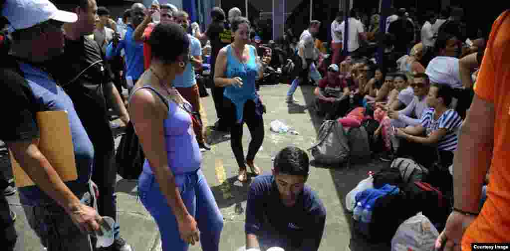 La situación de los migrantes cubanos concentrados en la forntera sur de Costa Rica se tornó caótica en los últimos días. (Foto cortesía de La Nación/Alonso Tenorio)