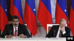 El presidente ruso, Vladimir Putin (d), escucha a su homólogo venezolano, Nicolás Maduro, durante una ceremonia de firma de acuerdos en el Krémlin en Moscú, Rusia.