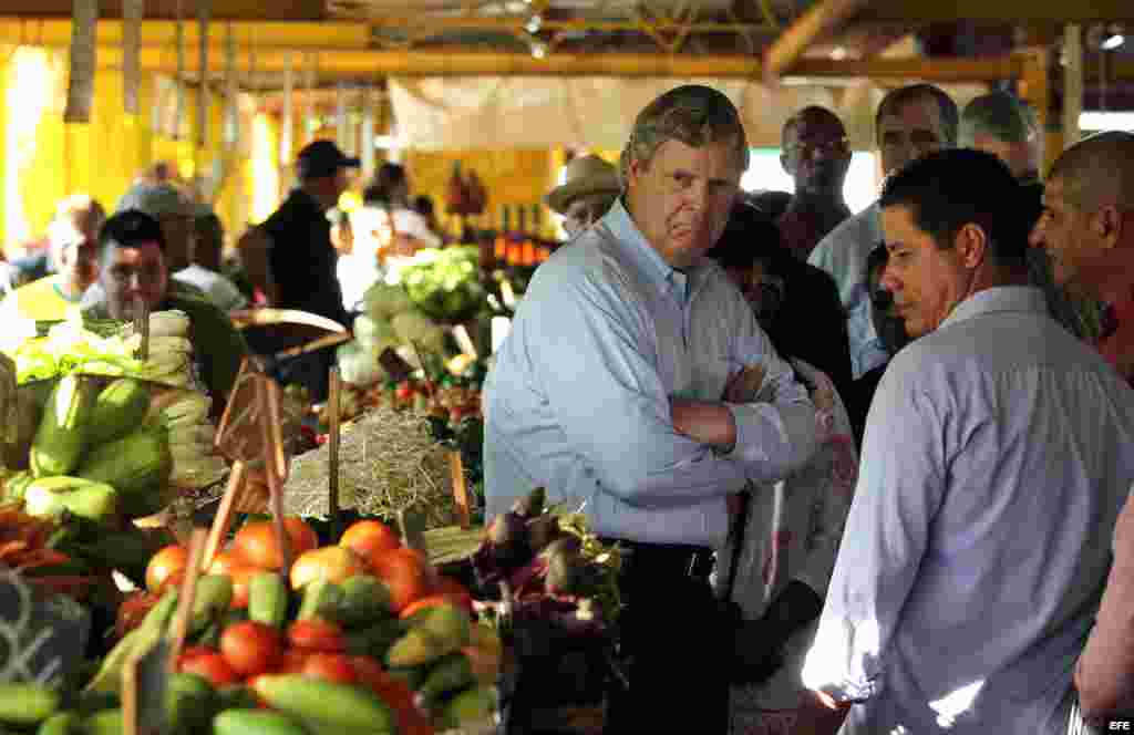 El secretario de Agricultura de Estados Unidos, Thomas Vilsack, conversa con comerciantes durante una visita a un mercado agropecuario hoy, viernes 13 de noviembre de 2015, en La Habana (Cuba). Vilsack cierra hoy su primera visita oficial a Cuba para prom