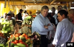 El secretario de Agricultura de Estados Unidos, Thomas Vilsack, conversa con comerciantes durante una visita a un mercado agropecuario el 13 de noviembre de 2015.