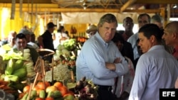 Thomas Vilsack, entonces Secretario de Agricultura de Barack Obama, en un agromercado de La Habana, el 13 de noviembre de 2015. 