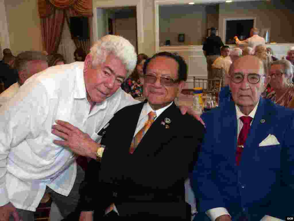 De izq. a der. el ex preso político cubano Angel de Fana, Luis Conte Agüero y el Comisionado de la Ciudad de West Miami Luciano L. Suárez.