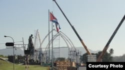 Labores de construcción en la Plaza de la Revolución para la visita del Papa